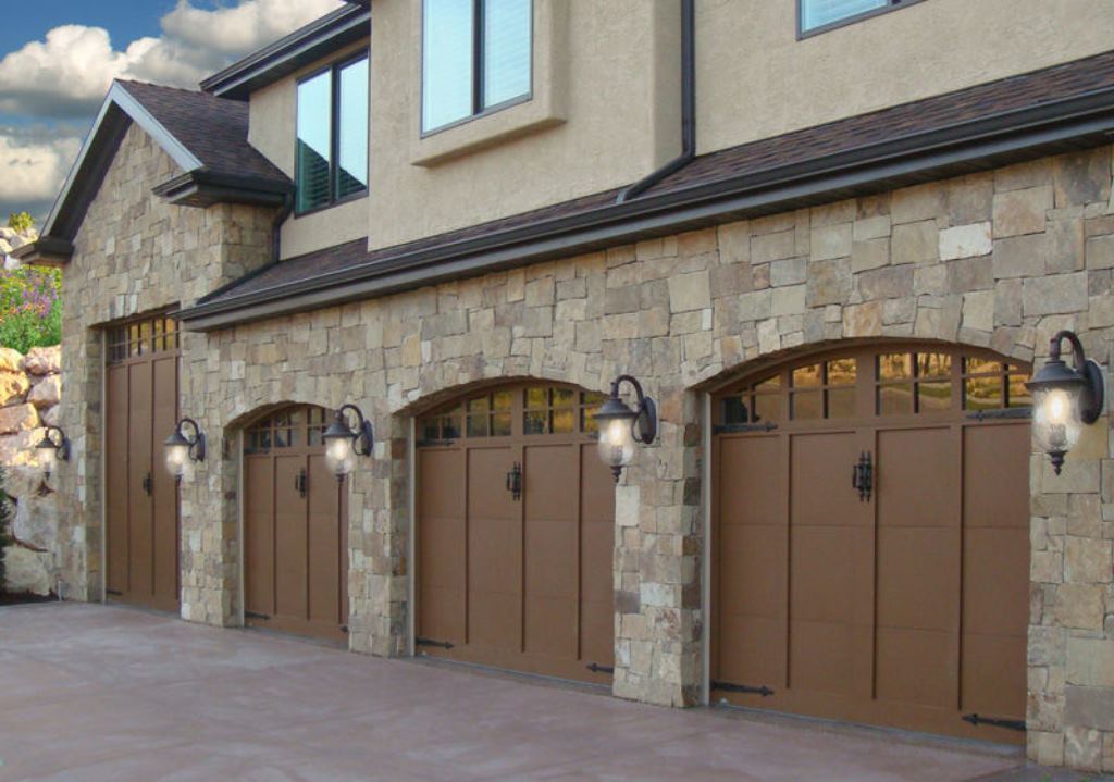 House with 3 garage doors